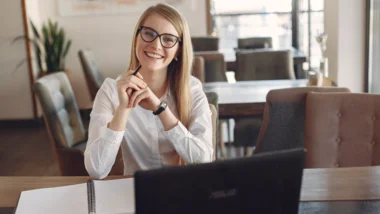Eine Frau arbeitet konzentriert an ihrem Laptop im Büro.