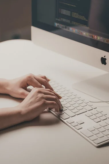 Zwei Hände tippen auf Tastatur