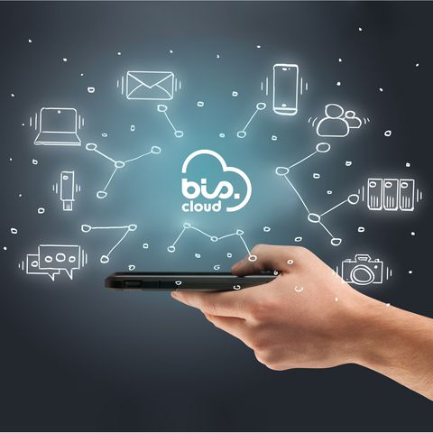 Hand hält Mobiltelefon im Hintergrund bis. cloud