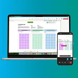Bildschirmfoto eines Laptops und eines Smartphones, auf denen ein gemeinsames Whiteboard in Microsoft Teams geöffnet ist. Das Whiteboard zeigt eine strukturierte Übersicht mit farbigen Notizzetteln zu den Themen Kund:innenmotivation, Herausforderungen und Aufgaben. Die Inhalte sind sowohl auf dem Laptop- als auch auf dem Smartphone-Bildschirm sichtbar und synchronisiert. Das Bild veranschaulicht die kollaborative Nutzung von Microsoft Whiteboard auf mehreren Geräten.