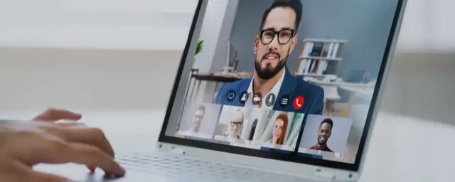Virtuelle Konferenz mit mehreren Teilnehmern in einem modernen Büro.