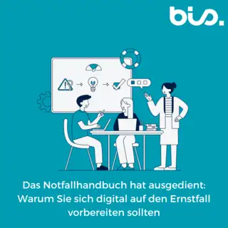 Teamdiskussion über ein Projekt mit Diagrammen und Notizen auf dem Tisch.