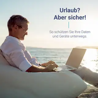 Man mit Notebook im Urlaub am Strand
